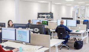 Engineers - diverse collega's achter computer